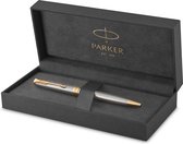 Parker Sonnet balpen | roestvrij staal met gouden trim | medium punt zwarte inkt | geschenkverpakking