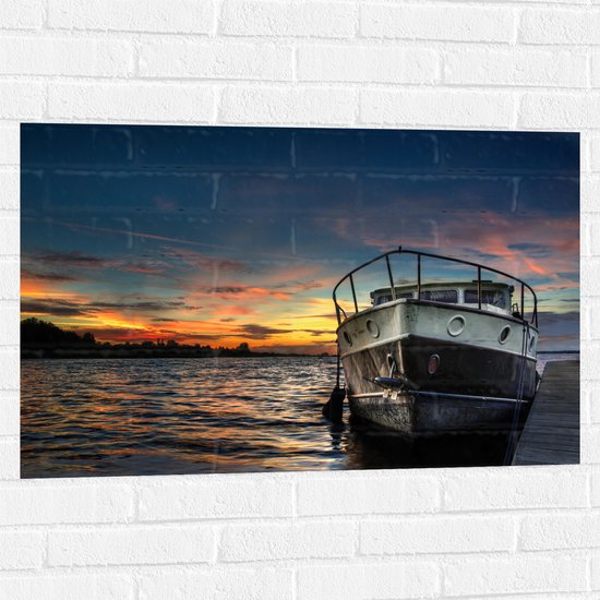 WallClassics - Muursticker - Schip op het Water met Oranje Lucht - 90x60 cm Foto op Muursticker