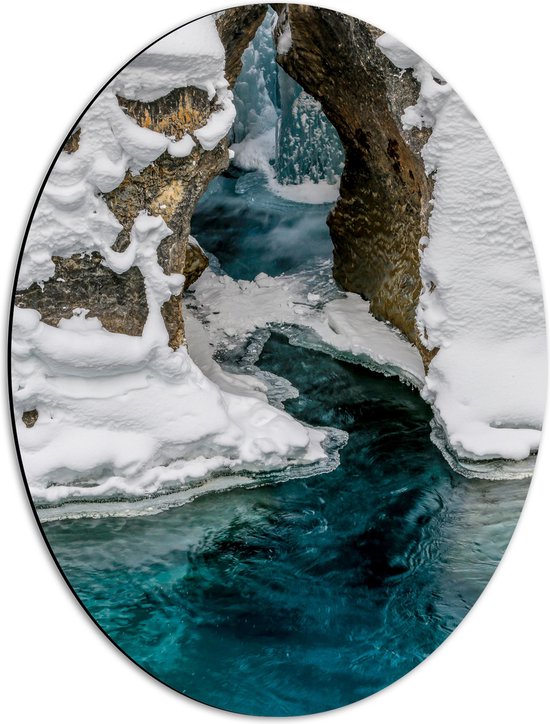 WallClassics - Dibond Ovaal - Grot op Oceaan met Sneeuw - 42x56 cm Foto op Ovaal (Met Ophangsysteem)