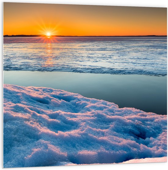 WallClassics - PVC Schuimplaat - Ondergaande Zon bij Meer in de Sneeuw - 100x100 cm Foto op PVC Schuimplaat (Met Ophangsysteem)