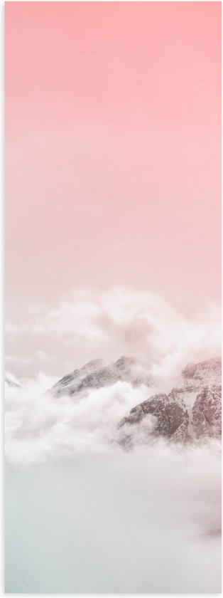 WallClassics - Poster (Mat) - Roze Lucht boven Wolken en Bergen - 40x120 cm Foto op Posterpapier met een Matte look