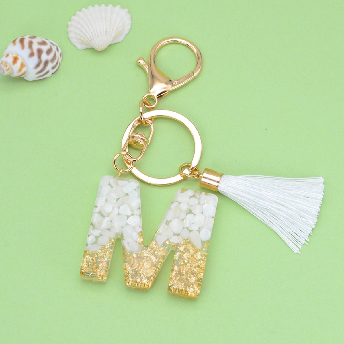 Sleutelhangers of voor je tas van A tot Z - met een pompon of kwastje - met letter - mooi design - handgemaakt - sleutelhangers - design - mode - goud - zwart - blauw - roze- rood