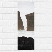 WallClassics - Muursticker - Grote Rotsen in Water - 20x60 cm Foto op Muursticker