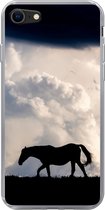 Telefoonhoesje Geschikt voor iPhone SE 2022 hoesje - Paard - Wolken - Schaduw - Siliconen Telefoonhoesje