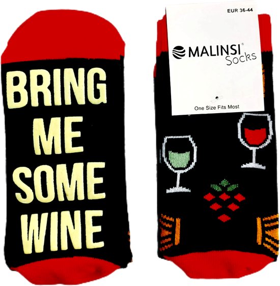 Zwarte sokken met rode boorden en de tekst 'BRING ME SOME WINE' in gele letters. Met wijnglazen en druiven.