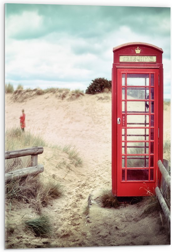 WallClassics - Acrylglas - Rode Telefooncel in Duinen - 50x75 cm Foto op Acrylglas (Met Ophangsysteem)