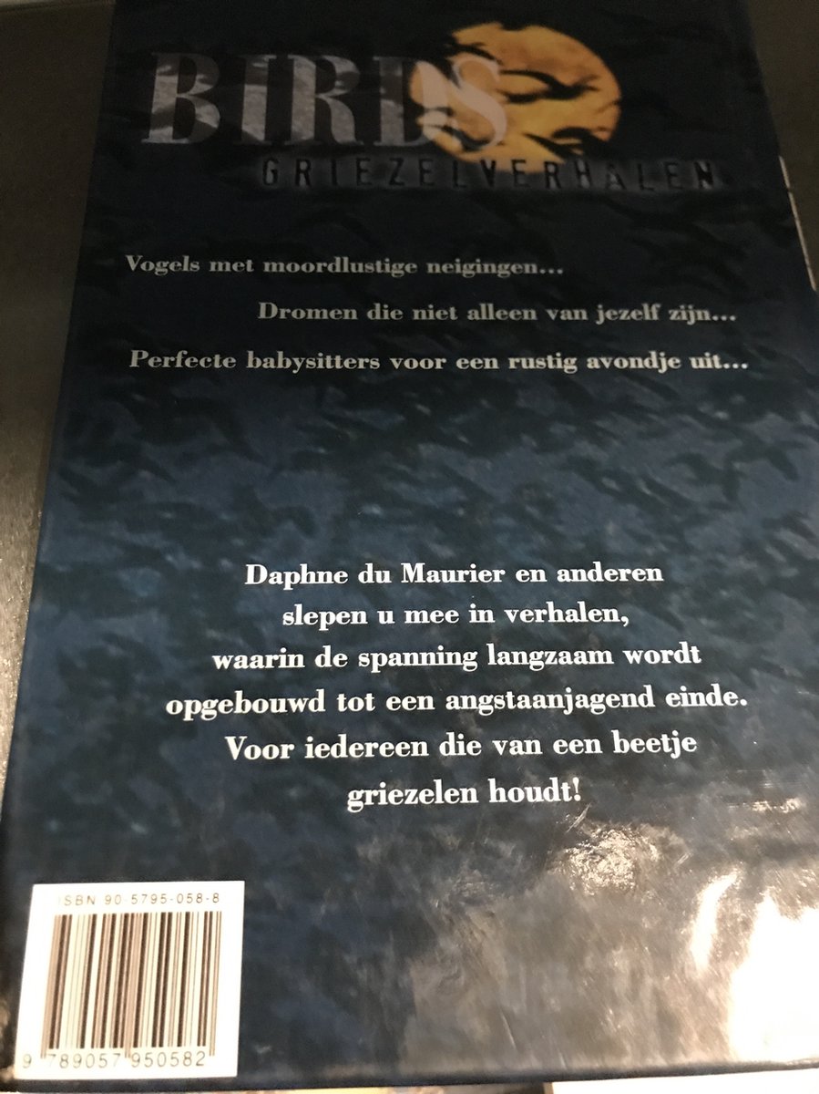 Griezelverhalen met 'BIRDS' erop, met tekst: Vogels met moordlustige neigingen...Perfecte babysitters voor een rustig avondje uit... Daphne du Maurier en anderen slepen u mee in verhalen, waarin de spanning langzaam wordt opgebouwd tot een angstaanjagend einde. Voor iedereen die van een beetje griezelen houdt!