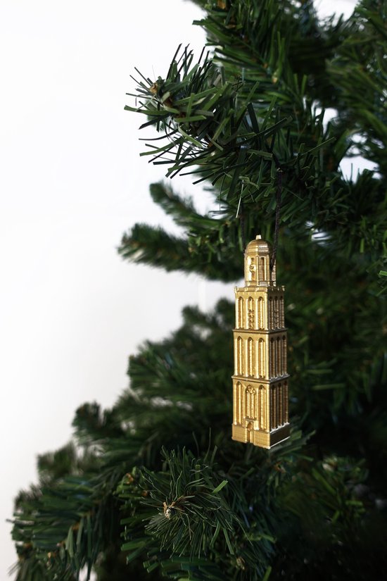 Gouden kersthanger Peperbus Zwolle hangend in een kerstboom.
