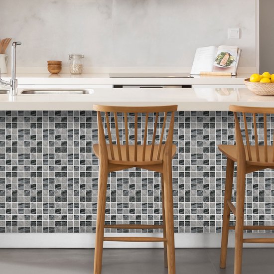 Bar de cuisine avec un crédence de mosaïques en marbre noir et gris, avec des tabourets en bois.