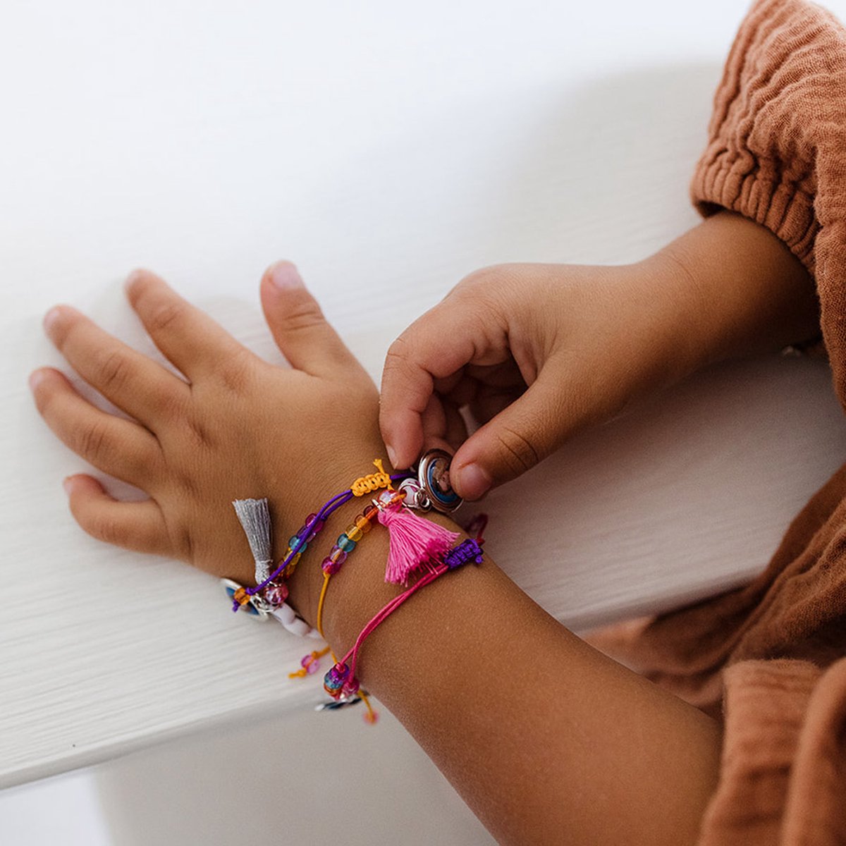 K3 Totum 4 Letter armbandjes maken Totum sieradenset Studio 100 knutselset creatief speelgoed meisjes vanaf 3 jaar - Studio 100 sieraden knutselen — afbeelding 4