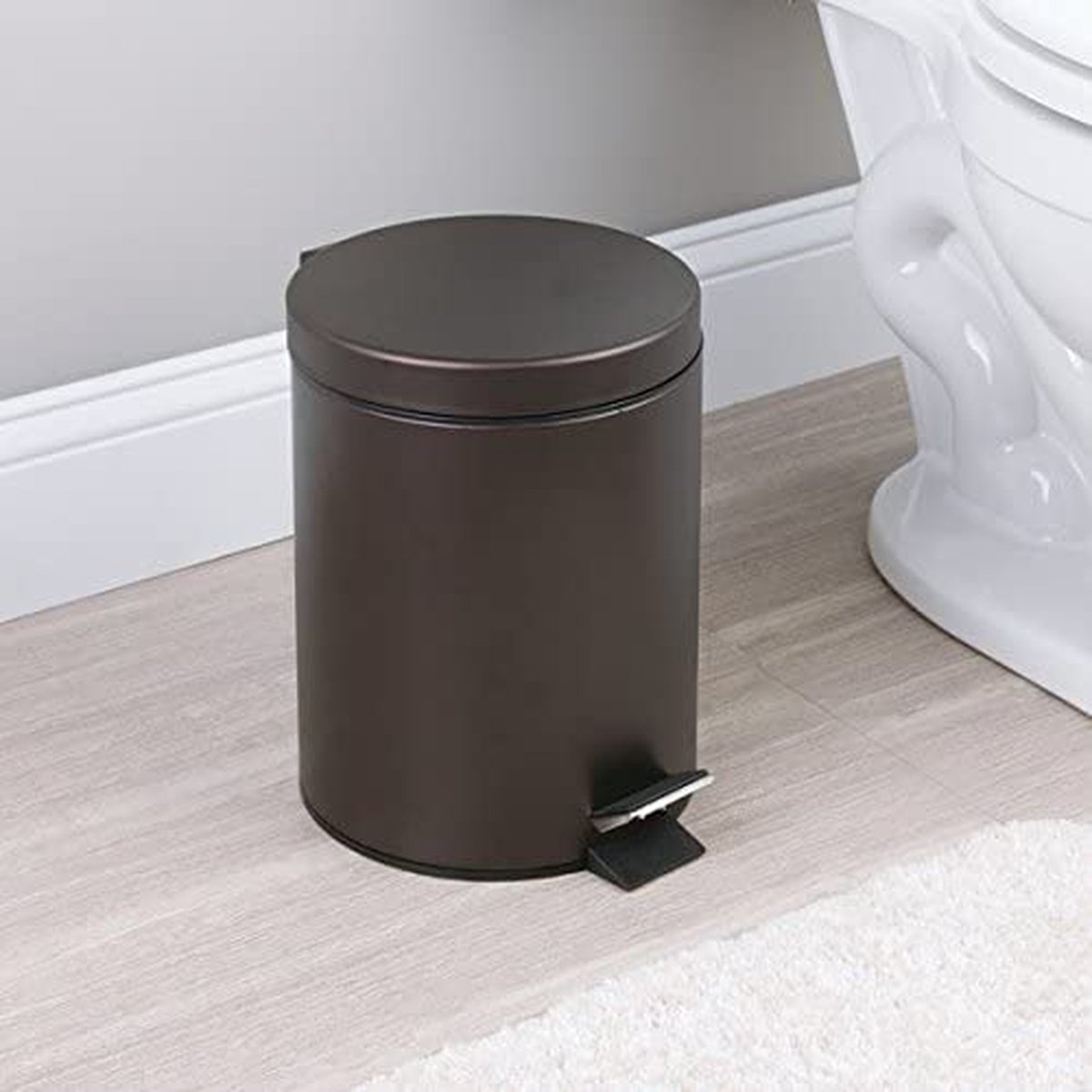 mDesign - Pedaalemmer - afvalbak/prullenbak - perfect voor badkamer, keuken en kantoor - met pedaal, deksel en plastic binnenemmer/ergonomisch design/metaal - 5 liter - brons
