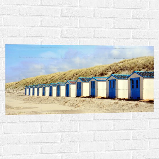 WallClassics - Muursticker - Blauw met Witte Strandhuisjes - 100x50 cm Foto op Muursticker