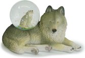 Sneeuwbol Wolf : Beeldje grijze wolf met sneeuwbol met glittersneeuw en huilende wolf 12x6x8cm