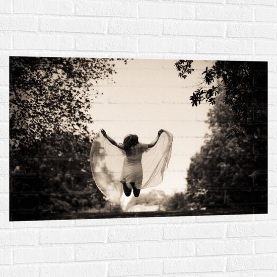 WallClassics - Muursticker - Vreugde Sprong Zwart Wit - 105x70 cm Foto op Muursticker