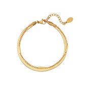 Gouden dubbele armband met platte schakels en kleine staafjes, aanpasbare sluiting met logo-bedeltje.