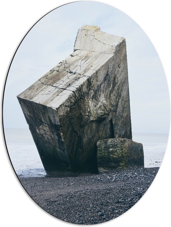 WallClassics - Dibond Ovaal - Grote Hoekige Steen op Kiezestrand - 51x68 cm Foto op Ovaal (Met Ophangsysteem)