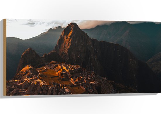 WallClassics - Hout - Machu Pichu Berg in Peru bij Zonsondergang - 100x50 cm - 12 mm dik - Foto op Hout (Met Ophangsysteem)