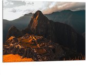 WallClassics - Dibond - Machu Pichu Berg in Peru bij Zonsondergang - 100x75 cm Foto op Aluminium (Wanddecoratie van metaal)