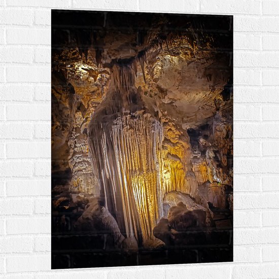 WallClassics - Muursticker - Grot met Kalkstenen Kunst - 70x105 cm Foto op Muursticker