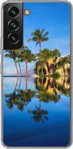 Geschikt voor Samsung Galaxy S22 hoesje - Bij Wailea Beach op Hawaii worden palmbomen gereflecteerd op het water - Siliconen Telefoonhoesje