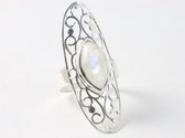 Langwerpige opengewerkte zilveren ring met regenboog maansteen - maat 18