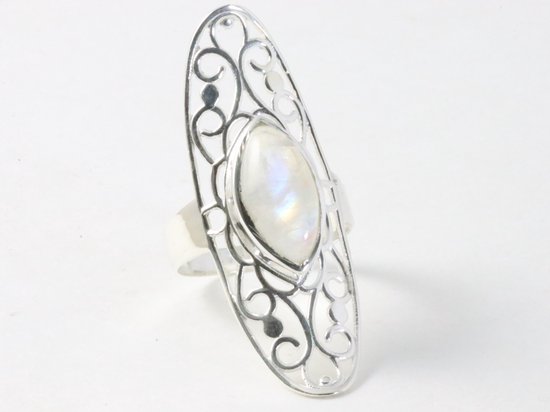 Langwerpige opengewerkte zilveren ring met regenboog maansteen - maat 18