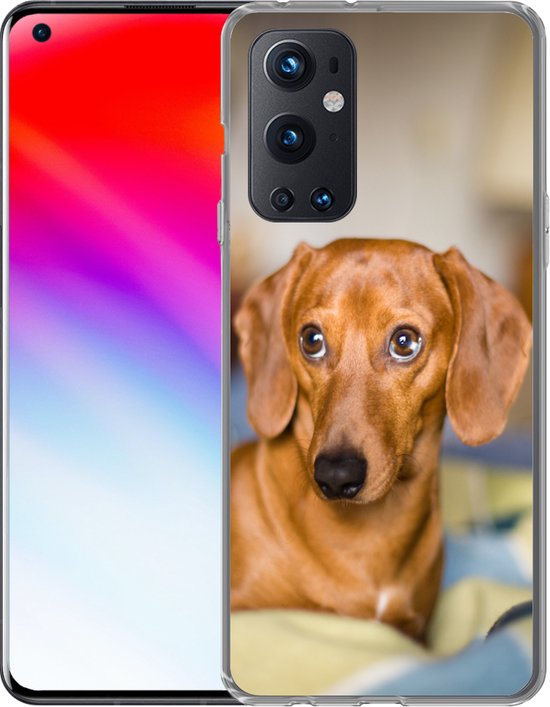 Convient pour coque OnePlus 9 Pro - Teckel allongé sur un lit - Coque de téléphone en Siliconen