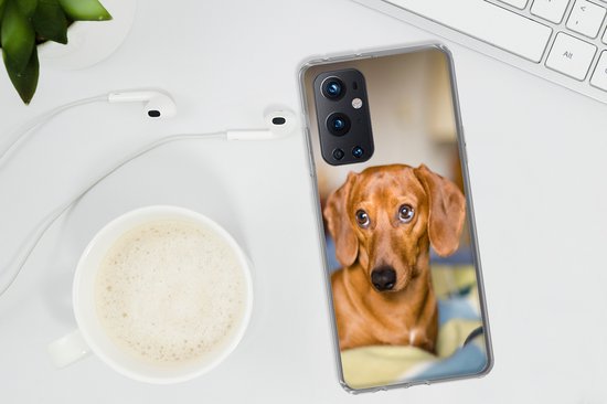 Convient pour coque OnePlus 9 Pro - Teckel allongé sur un lit - Coque de téléphone en Siliconen