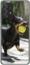 Geschikt voor Samsung Galaxy A53 5G hoesje - Een zwarte Teckel met een tennisbal - Siliconen Telefoonhoesje