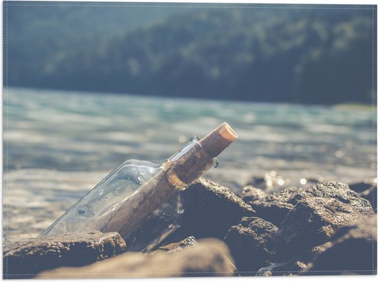 WallClassics - Vlag - fles op rotsen - 40x30 cm Foto op Polyester Vlag