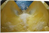 WallClassics - Dibond - Gele Glijbaan met Stromend Water - 105x70 cm Foto op Aluminium (Wanddecoratie van metaal)