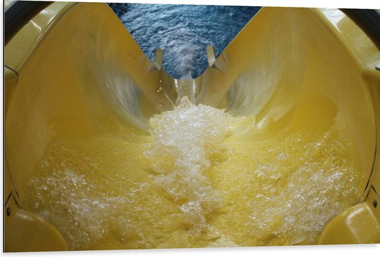 WallClassics - Dibond - Toboggan Jaune avec Water Courante - 105x70 cm Photo sur Aluminium (Décoration murale métal)