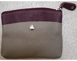 Een eenvoudige sleuteletui van echt leer met sleutelring binnenin de etui. In leuke kleuren. Goed afsluitbaar met een rits. Aan de buitenkant van de etui twee vakjes om wat extra´s op te bergen. Koop deze sleuteletui voor uzelf of Bestel Een Cadeau.