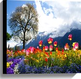 WallClassics - Canvas  - Felgekleurde Bloemen in het Veld met Berg en Boom - 40x40 cm Foto op Canvas Schilderij (Wanddecoratie op Canvas)