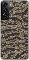Geschikt voor Samsung Galaxy S22 hoesje - Camouflage patroon met strepen - Siliconen Telefoonhoesje