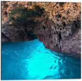 WallClassics - Dibond - Water bleu vif au rocher - Photo sur aluminium 50x50 cm (Décoration murale en métal)