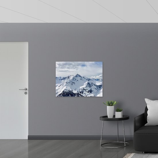 WallClassics - Poster Glanzend – Sneeuw op Hoge Bergen - 100x75 cm Foto op Posterpapier met Glanzende Afwerking
