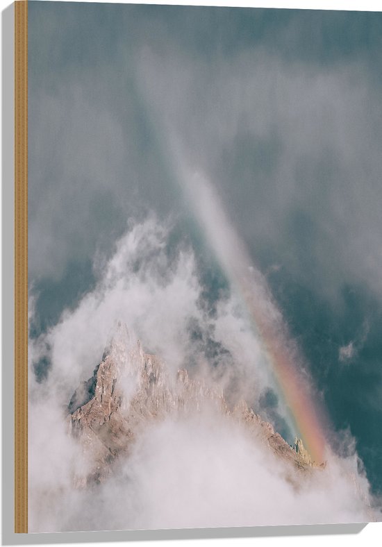 WallClassics - Hout - Regenboog met Mist boven Rotsen - 50x75 cm - 12 mm dik - Foto op Hout (Met Ophangsysteem)