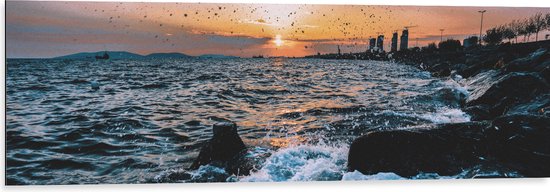 WallClassics - Dibond - Klotsende Golven tegen Rotsen bij Zonsondergang - 120x40 cm Foto op Aluminium (Wanddecoratie van metaal)