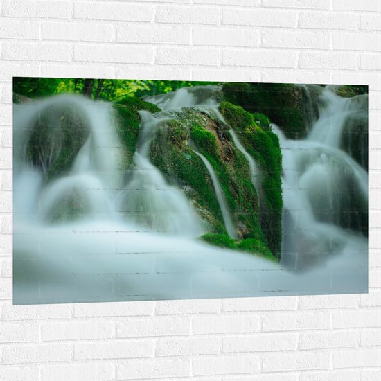 WallClassics - Muursticker - Mistige Waterval in de Natuur - 120x80 cm Foto op Muursticker