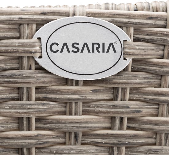 Detail van beige plantenbak met een geweven textuur en een zilverkleurig Casaria logo.