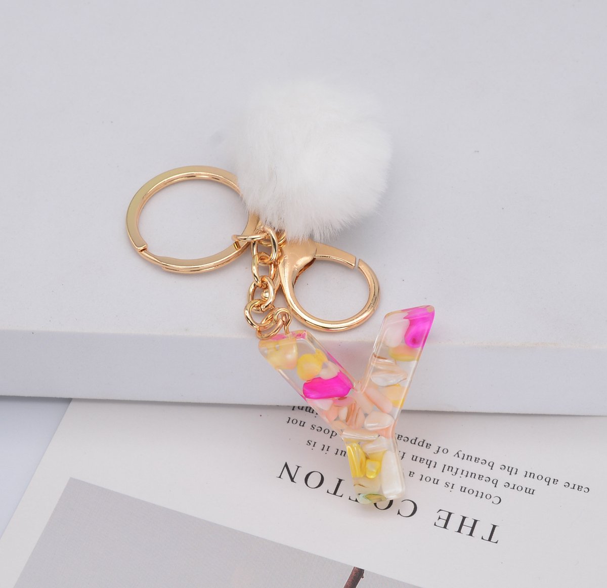 Sleutelhangers of voor je tas van A tot Z - met een pompon of kwastje - met letter - mooi design - handgemaakt - sleutelhangers - design - mode - goud - zwart - blauw - roze- rood