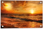 WallClassics - Tuinposter – Felle Zonsondergang boven Oceaan - 60x40 cm Foto op Tuinposter  (wanddecoratie voor buiten en binnen)