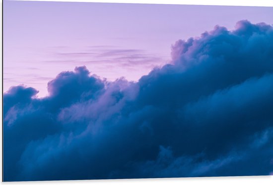 WallClassics - Dibond - Wolken met Blauwe Gloed - 105x70 cm Foto op Aluminium (Wanddecoratie van metaal)