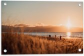 WallClassics - Tuinposter – Zon Verdwijnend achter Bergen bij Strand - 60x40 cm Foto op Tuinposter  (wanddecoratie voor buiten en binnen)