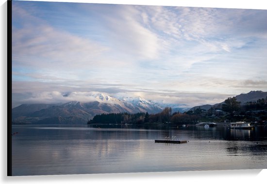 WallClassics - Canvas  - Berggebied grenzend aan het Water - 120x80 cm Foto op Canvas Schilderij (Wanddecoratie op Canvas)