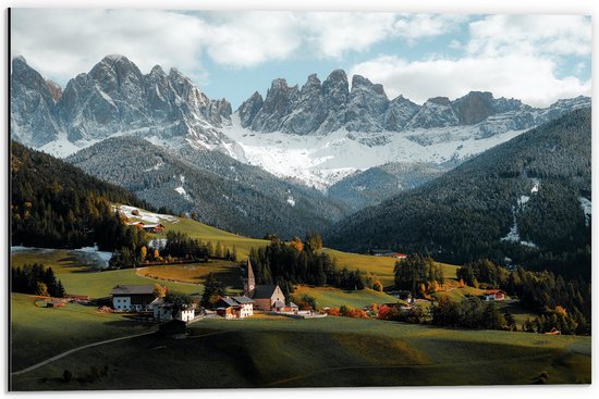 WallClassics - Dibond - Huisjes voor Bergen - 60x40 cm Foto op Aluminium (Wanddecoratie van metaal)