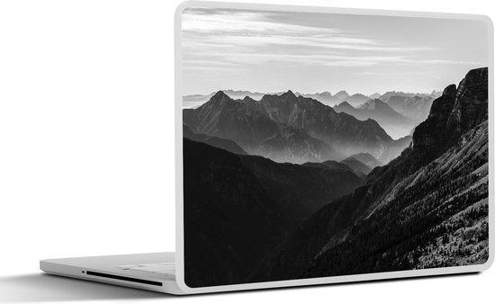 Skin pour ordinateur portable représentant un paysage noir et blanc de montagnes dans la brume.