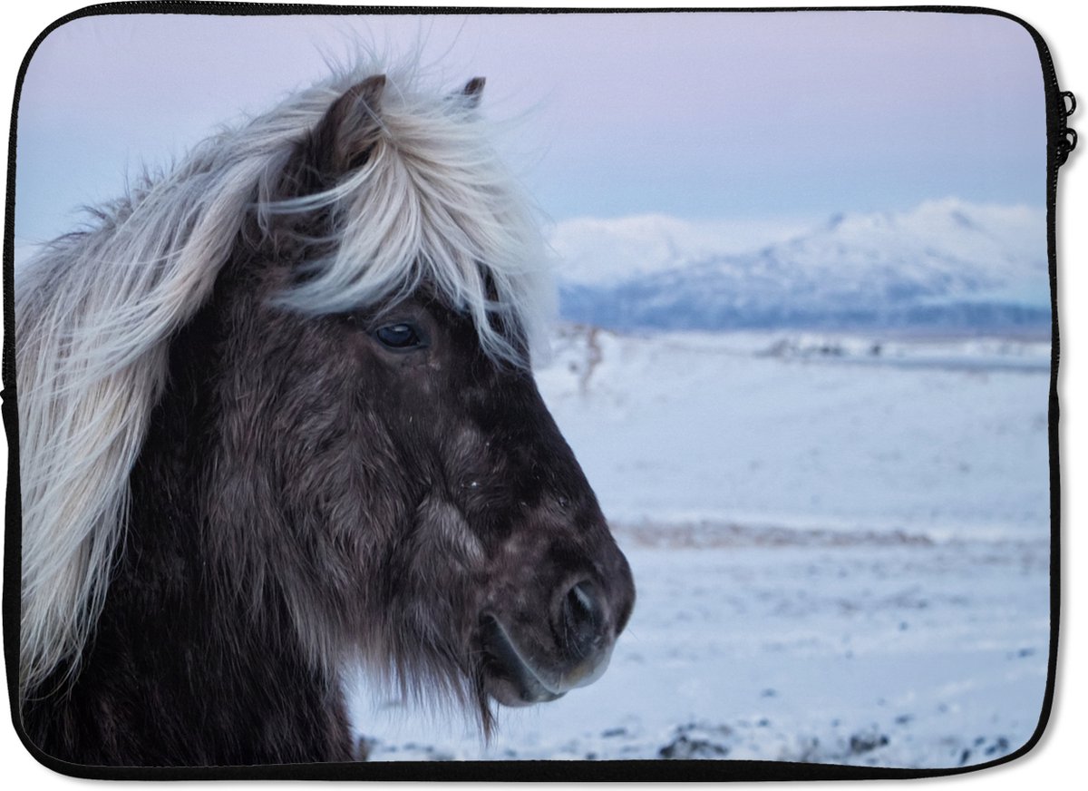 Laptophoes 13 inch - Paard - Sneeuw - IJsland - Laptop sleeve - Binnenmaat 32x22,5 cm - Zwarte achterkant