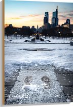 WallClassics - Hout - Bevroren Sneeuw in Stad - 60x90 cm - 12 mm dik - Foto op Hout (Met Ophangsysteem)